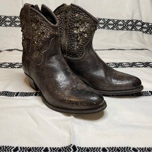 Frye Deborah Studed Distressed Leather Ankle Boots Women’s Size 6 77861.